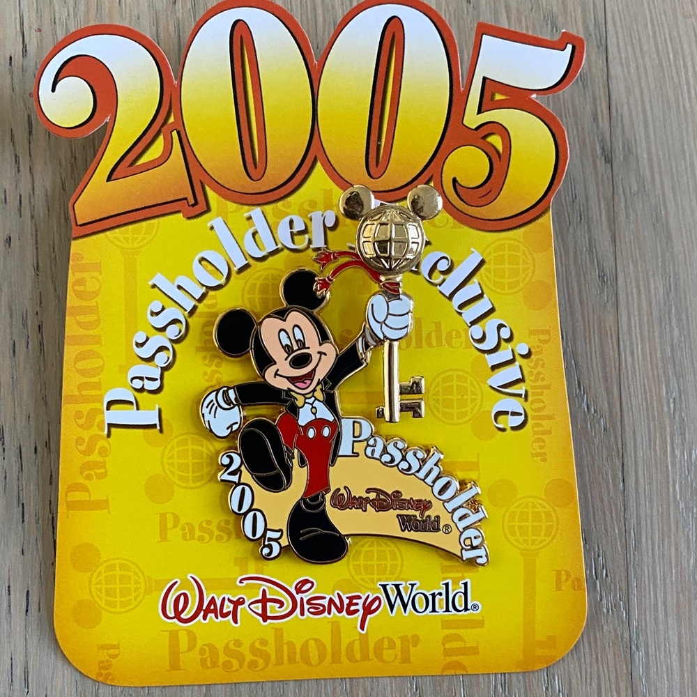Walt Disney World 2005 Mickey Passholder Exclusive Pin